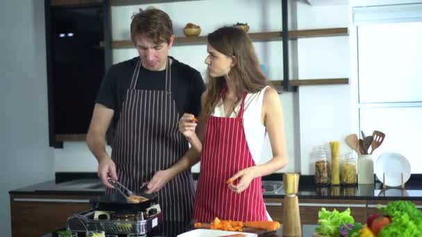 Glückliches Paar Kocht Gemeinsam Hause — Stockvideo