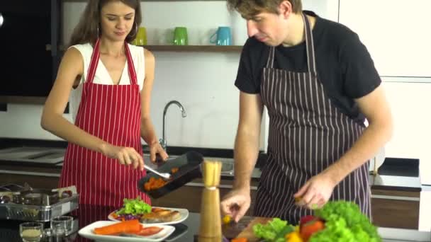 Pareja Feliz Cocinando Juntos Casa — Vídeo de stock