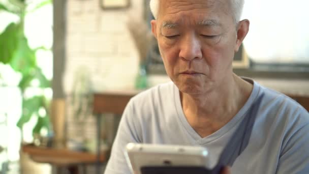 Aziatische Senior Glimlach Het Gebruik Van Tablet — Stockvideo