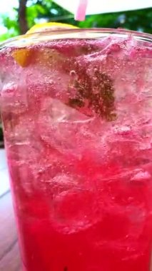 Limon kırmızı soda buz soğuk yaz içkiyakın