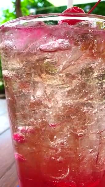 Bebida Fría Soda Verano Cereza Roja Cerca — Vídeo de stock