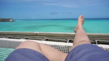 Ayaklar Maldivler deniz beldesinde yavaş hareket dinlenmek