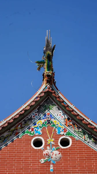 Taiwan Chiense disegno del tetto del tempio piastrelle di porcellana colorate — Foto Stock
