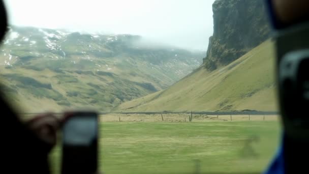 Turista Fazendo Vídeo Paisagem Islândia Vista Por Telefone Dentro Ônibus — Vídeo de Stock