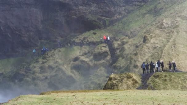 Turistas Juicio Caminar Bajo Islandia Majestuosa Caída Cámara Lenta — Vídeo de stock