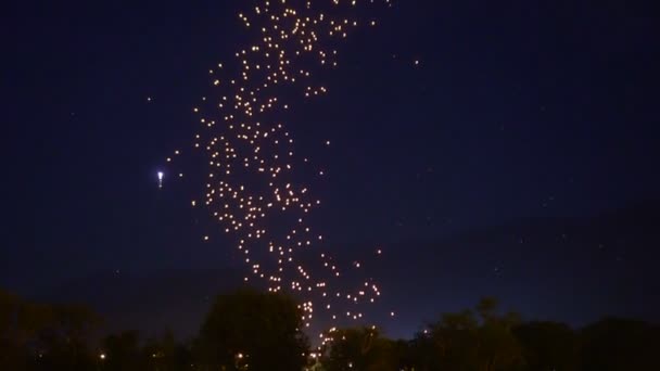 Красиві Ліхтарі Хвостом Плаваючі Нічному Небі Loi Kraстрінги Фестиваль Таїланд — стокове відео