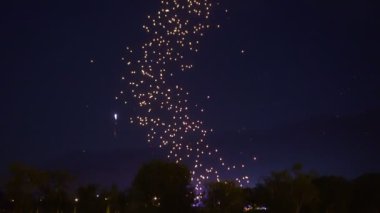 Güzel fenerler kuyruk gece gökyüzü Loi Krathong festivali Tayland yüzen