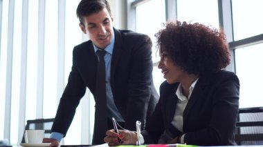 İspanyol ve Afrikalı meslektaşım birlikte iş tartışmak