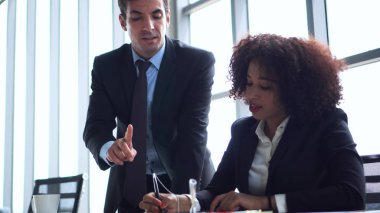 İspanyol ve Afrikalı meslektaşım birlikte iş tartışmak