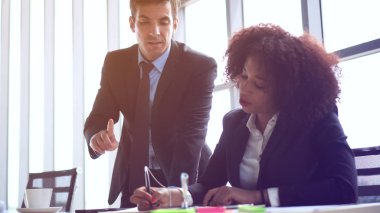 İspanyol ve Afrikalı meslektaşım birlikte iş tartışmak