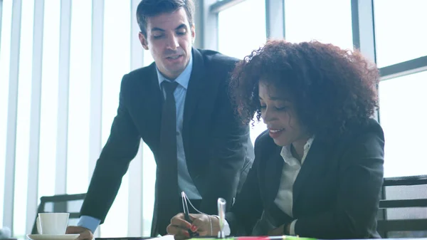 Collega ispanico e africano discutono di lavorare insieme — Foto Stock