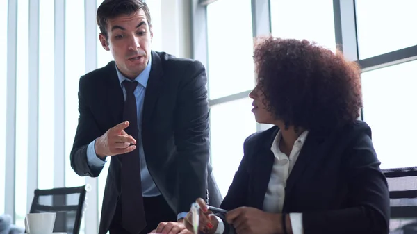 Spaanse en Afrikaanse collega bespreken samenwerken — Stockfoto