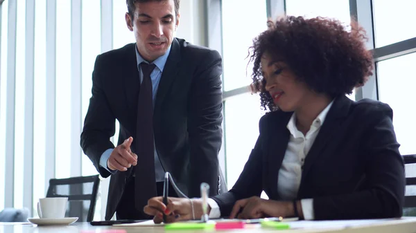 Spaanse en Afrikaanse collega bespreken samenwerken — Stockfoto