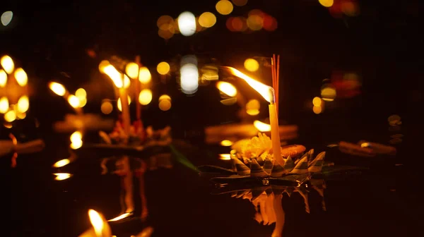 Drijvende Loy Krathong en kaars in Thailand volle maan Folk Fest — Stockfoto