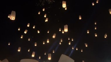 Tayland kitle yüzen Yipeng latern festivali
