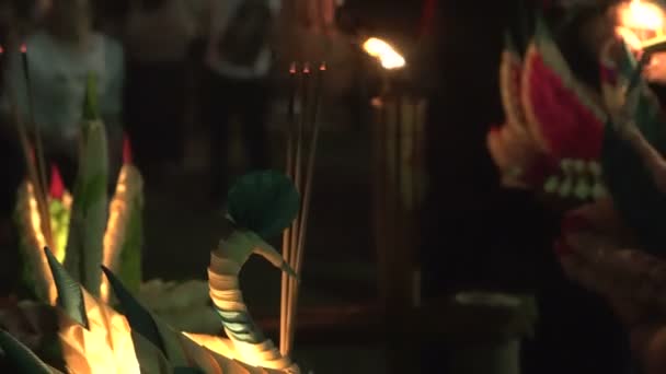 Schwimmender Krathong Und Kerze Beim Thailändischen Vollmond Volksfest — Stockvideo