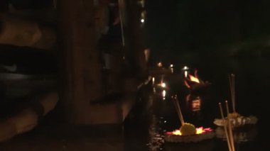 Tayland dolunay halk festivalinde yüzen loy krathong ve mum