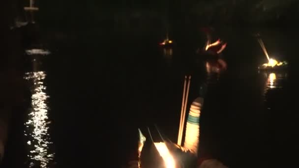 Плавающий Сплав Стрингов Свечей Народном Празднике Полнолуния Таиланде — стоковое видео