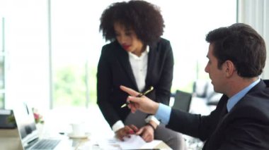 Afrikalı ve İspanyol meslektaşıdizüstü üzerinde çalışma tartışmak