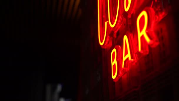 明亮的红色酒吧霓虹灯标志与黑色复制空间 — 图库视频影像