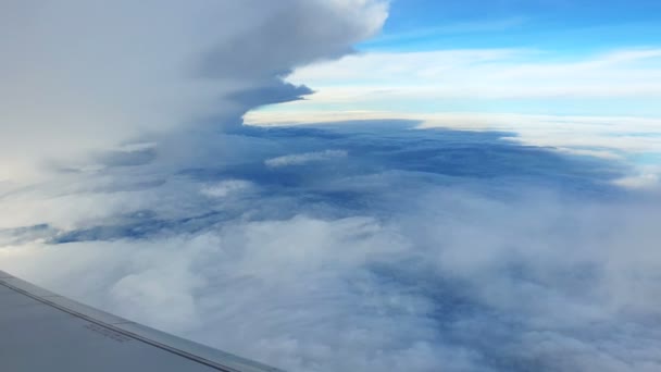 Σύννεφο Ουρανό Πάνω Από Παράθυρο Του Αεροπλάνου — Αρχείο Βίντεο