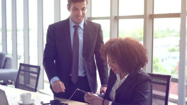 Siyah ve Latino meslektaşım brainstroming kurulu çözüm bulundu