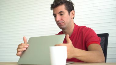 Latin İspanyol adam üzgün endişe yanlış karar yatırım sonucu st