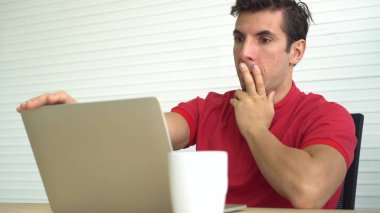 Latin İspanyol adam üzgün endişe yanlış karar yatırım sonucu st