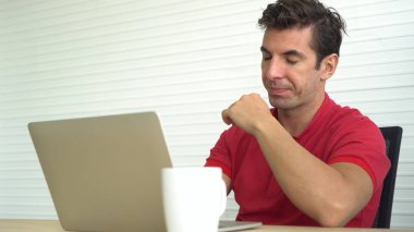 Latin İspanyol adam üzgün endişe yanlış karar yatırım sonucu st