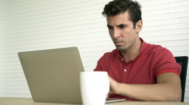 Yanlış karar yatırım sonucu ile Latin İspanyol adam şok