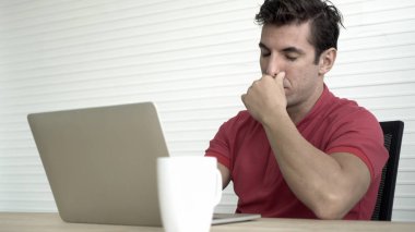 Yanlış karar yatırım sonucu ile Latin İspanyol adam şok