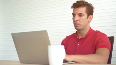 Yanlış karar yatırım sonucu ile Latin İspanyol adam şok