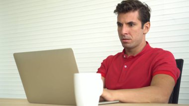 Yanlış karar yatırım sonucu ile Latin İspanyol adam şok