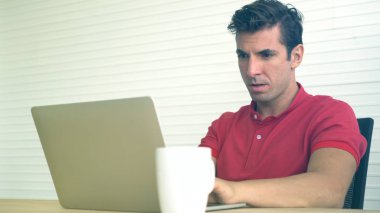 Yanlış karar yatırım sonucu ile Latin İspanyol adam şok