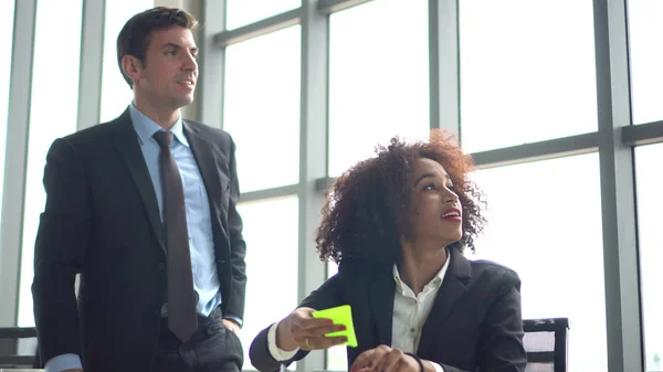 Un colega africano y latino encontró la solución de la brainstroming — Foto de Stock