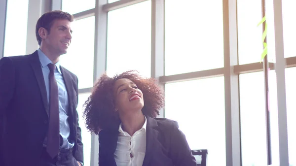 Nero e latino collega trovato soluzione da brainstroming boa — Foto Stock