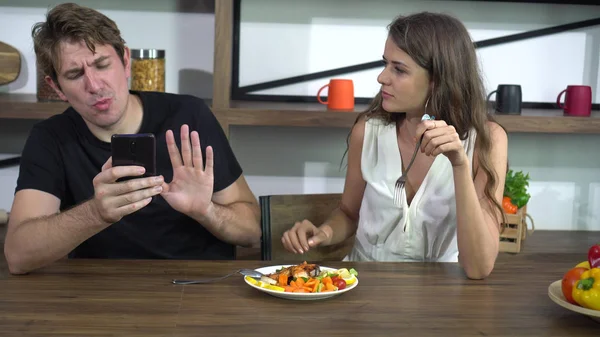 Fighting Caucasian couple smart phone addict problem while eatin — Stock Photo, Image