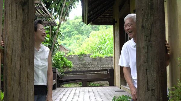 Gelukkig Aziatische Senior ouderling verstoppertje en zoek speels — Stockfoto