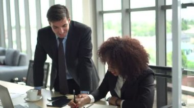 Siyah ve Latino meslektaşım brainstroming kurulu çözüm bulundu