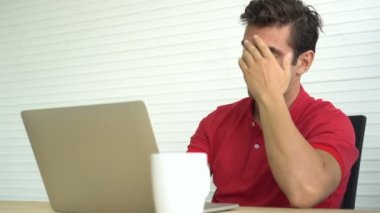 Latin İspanyol adam üzgün endişe yanlış karar yatırım sonucu stres