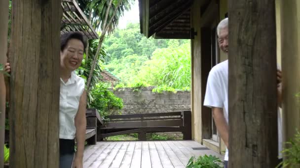 Gelukkig Aziatische Senior Ouderling Verstoppertje Zoek Speels — Stockvideo