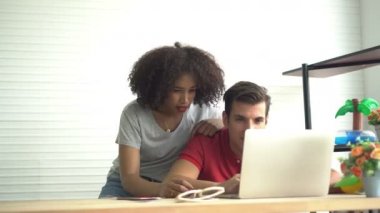 Çok ırklı çift internet üzerinde Yaz anlaşma arıyor
