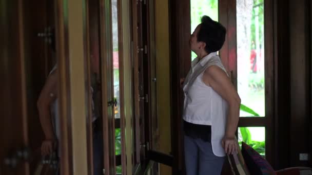 Asiática Senior Mujer Buscando Cosas Casa Biblioteca Teca Gabinete — Vídeos de Stock