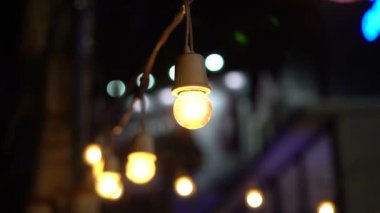 Mavi neon arka plan ile Asya gece pazarında Festival ampuller çelenk