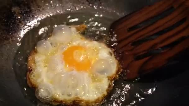 Cuisson côté ensoleillé jusqu'à oeuf frit à l'huile Chinois wok style cuisine asiatique