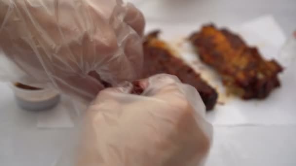 Manos Comiendo Parrillas Barbacoa Con Guante Plástico — Vídeos de Stock