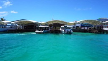 Erkek, Maldivler : 13 Jun 2017 - Cennet tatili için havaalanı iskelesi terk video