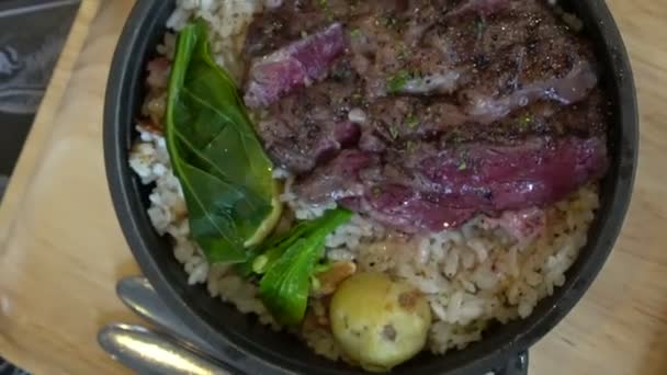 Comer Bife Carne Wagyu Rara Sobre Fusão Arroz Asian Twist — Vídeo de Stock