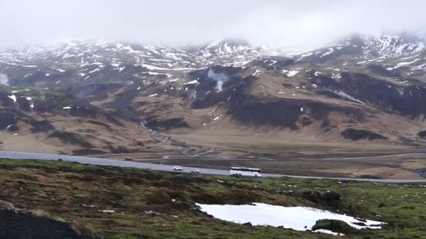 美しい山の風景に沿って道路アイスランドの交通バスや車のドライブ — ストック動画
