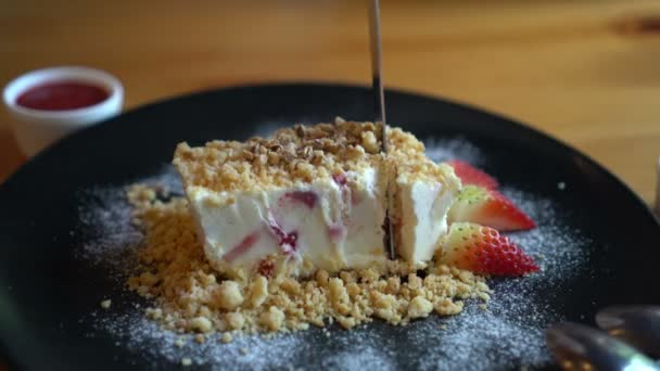 Découpe Gâteau Fromage Framboise Congelé Style Rustique Avec Croûte — Video